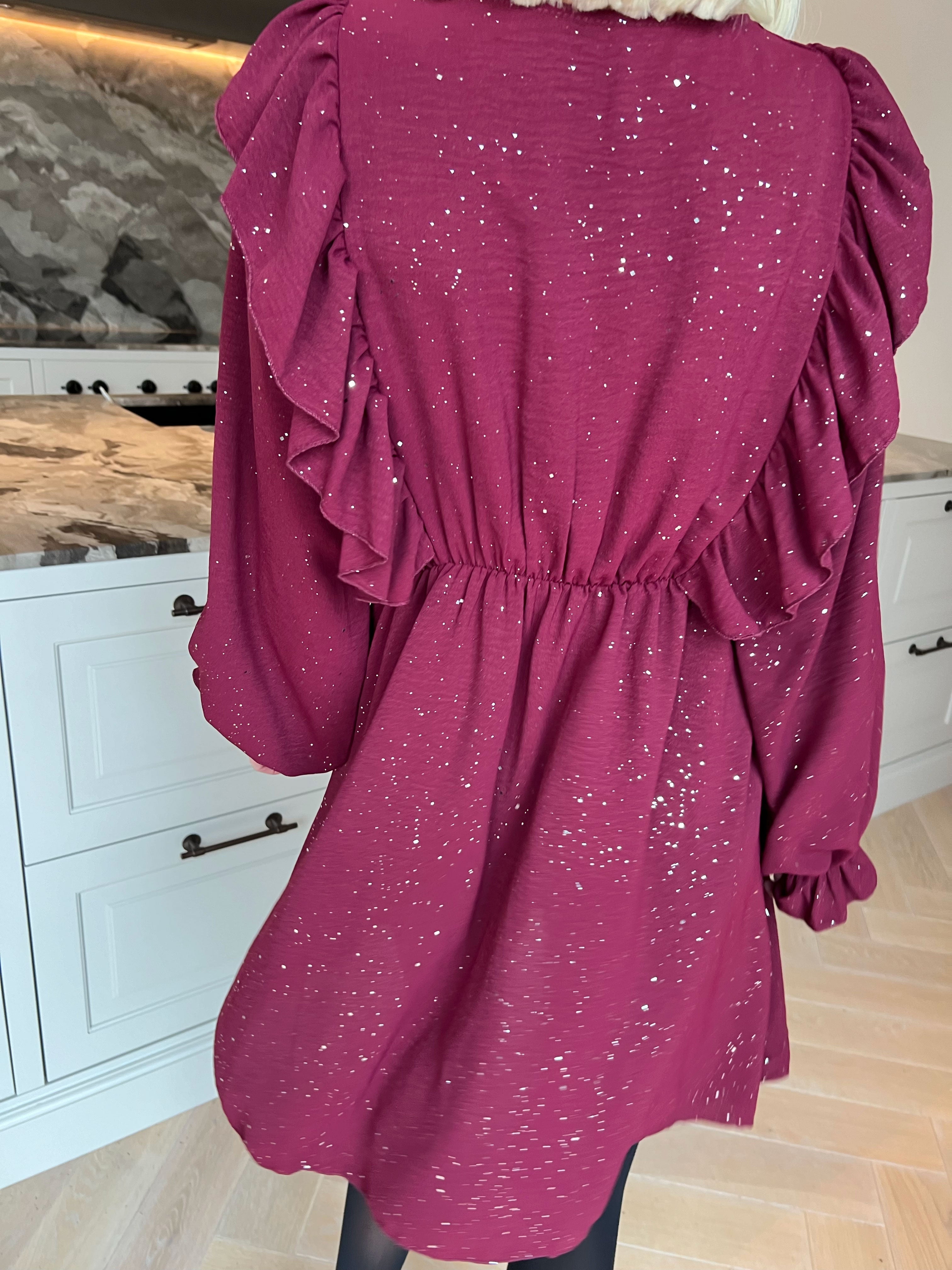 Ornella - Söt volangklänning i plus size i en mjuk viskosblandning med fina glitterdetaljer